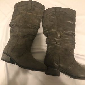 NWOT Gray Western boot
